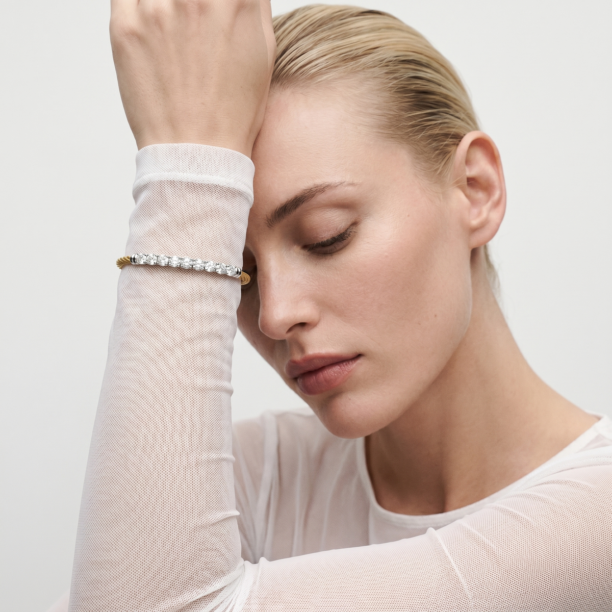 ALOR 10-DIAMOND LINE BANGLE